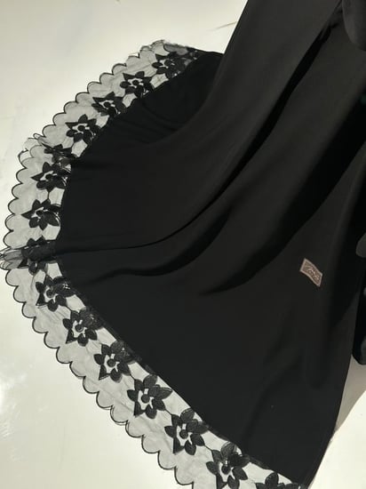 عباية كلوش اسود دجي كريب ملكي بدانتيل مطرز للسهرات