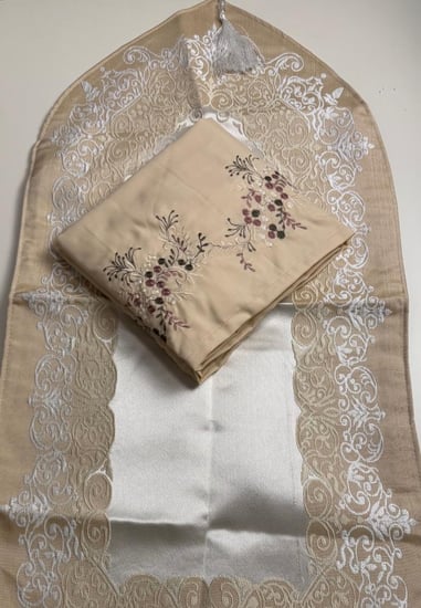 طقم بناتي عباره عن شرشف صلاه بطرحه متصله مطرزه قماش ناعم وبارد بنظام المرد وسجاده صلاه محراب مميزه و فاخره