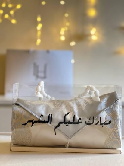 حقيبه اهداء تحتوي على طقم شرشف  بناتي