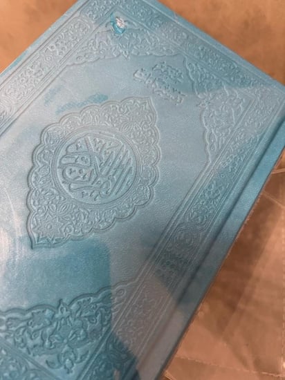 مصحف ملون بغلاف جلد متوفر كل خمسه اجزاء لون