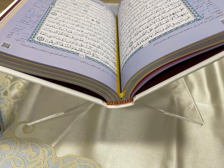 استاند للمصحف اكريلك شفاف مقاس ١٥*١٥*٢٨