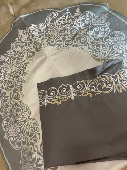 شرشف صلاة ناعم بارد  (مرد-لف) شرشف صلاة متصل بطرحه مطرزة خامة الشرشف:قطن مع سجادة مطرزه مبطنه بقماش ممتاز