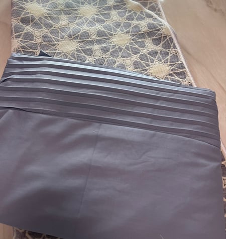 شرشف صلاة بليسية مكسر بكسرات رائعه وقماش ناعم وفاخر بنظام المرد و طويل وواسع مع سجاده مميزه بزخارفها الاسلامية