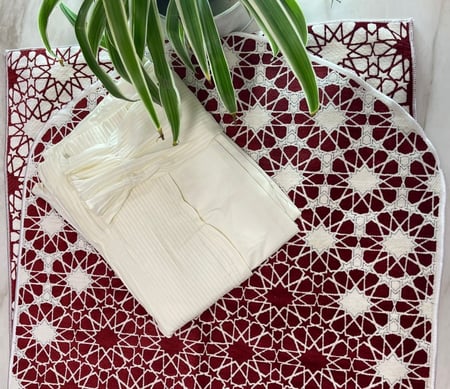 شرشف صلاة بليسية مكسر بكسرات رائعه وقماش ناعم وفاخر بنظام المرد و طويل وواسع مع سجاده مميزه بزخارفها الاسلامية