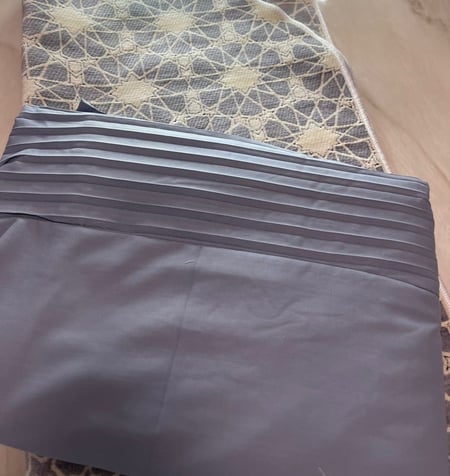 شرشف صلاة بليسية مكسر بكسرات رائعه وقماش ناعم وفاخر بنظام المرد و طويل وواسع مع سجاده مميزه بزخارفها الاسلامية