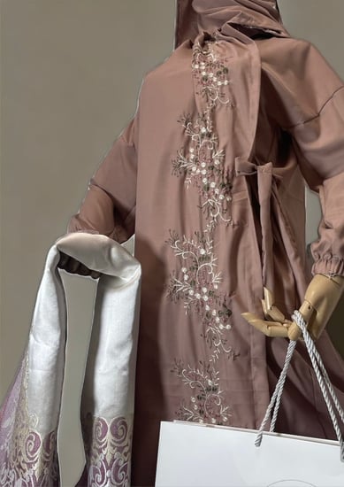 طقم بناتي عباره عن شرشف صلاه بطرحه متصله مطرزه قماش ناعم وبارد بنظام المرد وسجاده صلاه محراب مميزه و فاخره