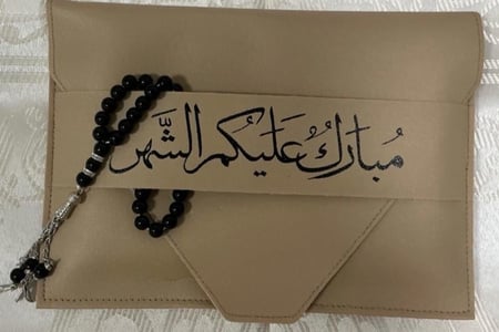شنطة تحتوي ع سجاده خفيفه ومسبحه