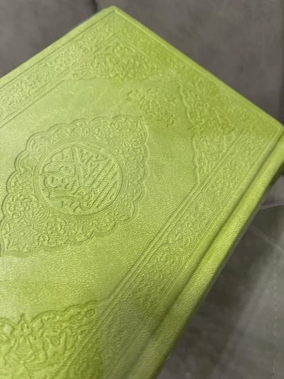 مصحف ملون بغلاف جلد متوفر كل خمسه اجزاء لون