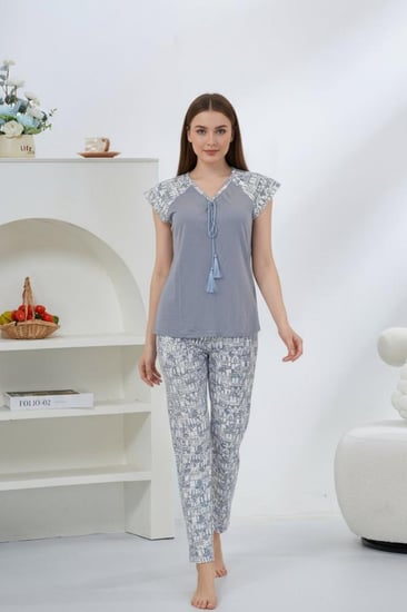 بجامة نوم قطعتين بأكمام قصيرة و خيوط بالصدر  .