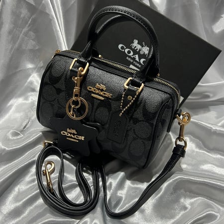 حقيبة نسائية من COACH