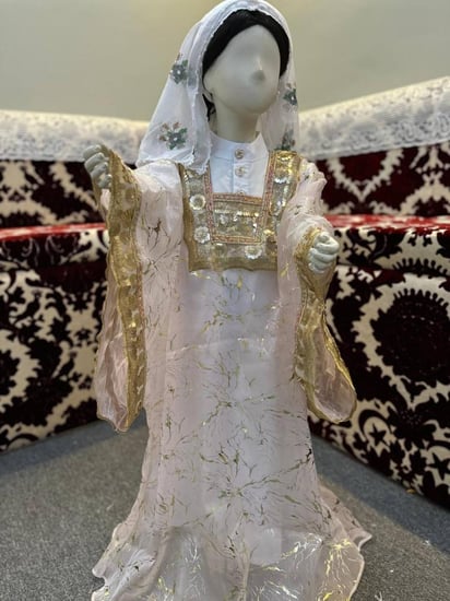 المسدح الهاشمي بالشيوف الوردي الفاتح المزخرف بالذهبي مع المحرمة والمدورة