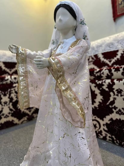 المسدح الهاشمي بالشيوف الوردي الفاتح المزخرف بالذهبي مع المحرمة والمدورة