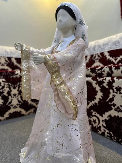 المسدح الهاشمي بالشيوف الوردي الفاتح المزخرف بالذهبي مع المحرمة والمدورة