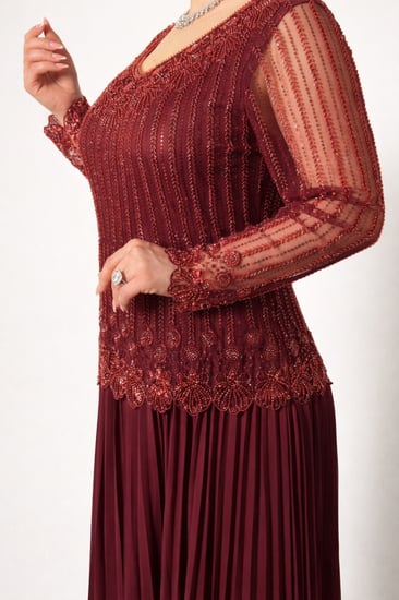 فستان سهرة أنيق بتطريز لامع وقصة كلاسيكية فاخرة