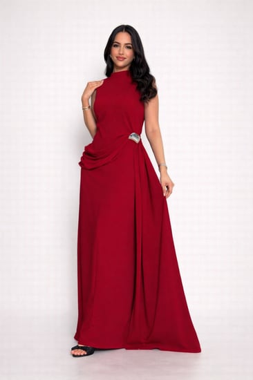 فستان سهرة أنيق بقصة ناعمة ولمسة عصرية