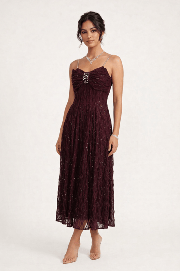 فستان سهرة أنيق بتفاصيل كشكش ولمسات لامعة