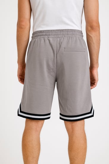 شورت رجالي رياضي بتفاصيل خطوط بارزة وتصميم مريح