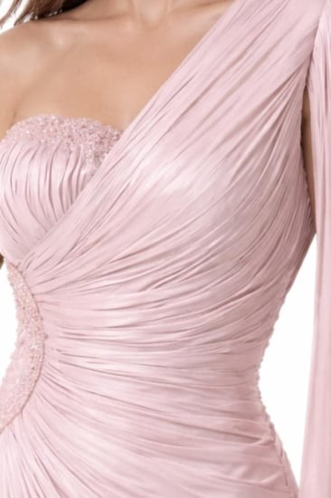 فستان سهرة أنيق بكتف واحد وانسيابية فاخرة