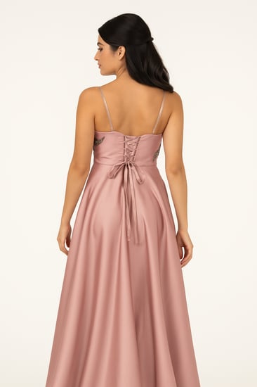 فستان سهرة وردي مطرز بالورود البارزة