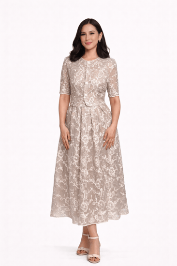 طقم نسائي راقٍ بالدانتيل المطرز وأزرار لؤلؤية