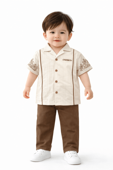 طقم أولادي أنيق بقميص أزرق مطرز وبنطلون بيج طويل