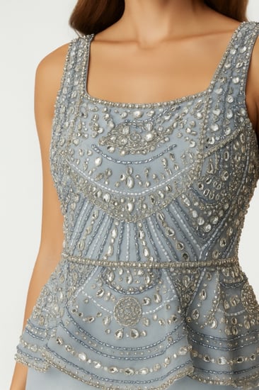 فستان سهرة سماوي مطرز بتفاصيل لامعة وقصة ضيقة راقية