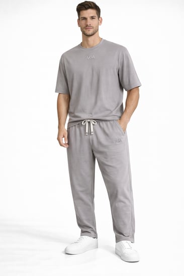 طقم رجالي كاجوال أنيق بتصميم هادئ وعصري