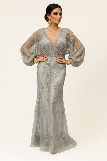 فستان سهرة فضي مطرز بأكمام واسعة