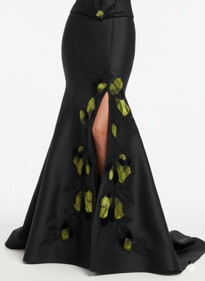 فستان سهرة أسود فاخر بتطريز أخضر وتصميم كورسيه