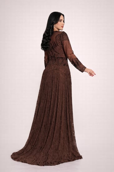 فستان سهرة فاخر بتطريز ملكي وأكمام شفافة أنيقة