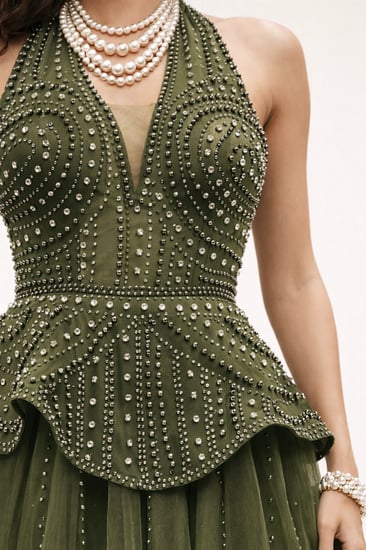 فستان سهرة فاخر بتطريز لامع وتنورة تول واسعة