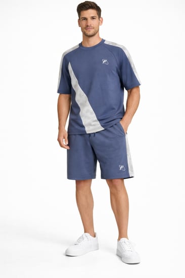 طقم رجالي رياضي بتصميم عصري وخطوط جانبية مميزة