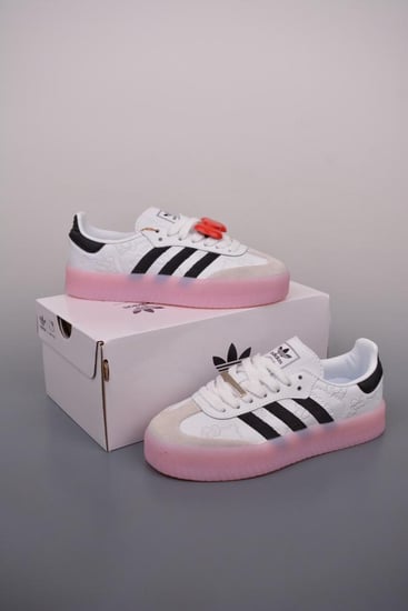 Hello kitty x adidas trainer