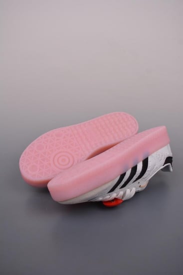 Hello kitty x adidas trainer