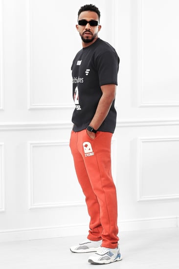 طقم رجالي اوفر سايز مزود بطبعة من الأمام