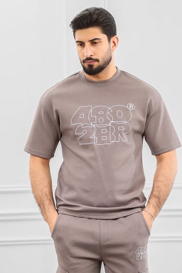 طقم رجالي أوفر سايز نص كم بنطال طويل بجيب جانبية بلون موحة وطبعة كتابية محددة الأطراف