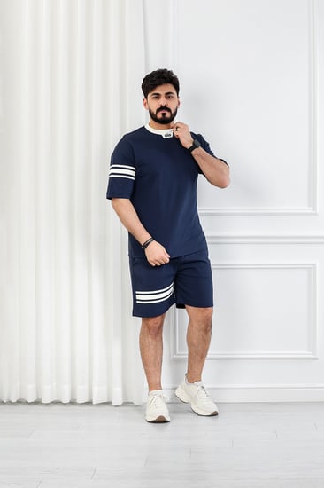 طقم رجالي كاجوال شورت بأكمام قصيرة وياقة دائرية بيضاء مزين بخط أفقي على الكم والشورت