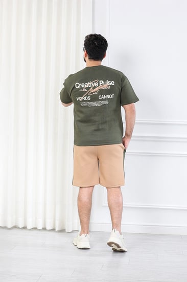 طقم رجالي كاجوال شورت بأكمام قصيرة وياقة دائرية مزين بخط عمودي وطبعة كتابية على الصدر والشورت