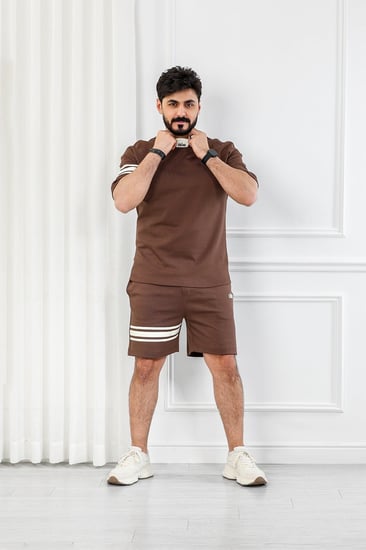 طقم رجالي كاجوال شورت بأكمام قصيرة وياقة دائرية بيضاء مزين بخط أفقي على الكم والشورت