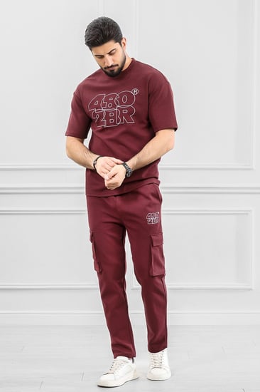 طقم رجالي أوفر سايز نص كم بنطال طويل بجيب جانبية بلون موحة وطبعة كتابية محددة الأطراف