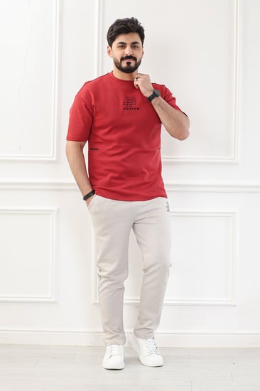 طقم رجالي اوفر سايز نص كم بنطال طويل ياقة دائرية مزين بطبعة على صدر التيشرت والجوانب