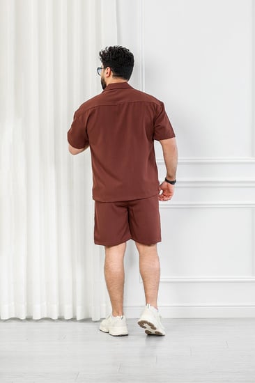 طقم رجالي كاجوال شورت ستن سادة بأكمام قصيرة مزودة بأزرار إغلاق على طول التيشرت