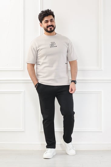 طقم رجالي اوفر سايز نص كم بنطال طويل ياقة دائرية مزين بطبعة على صدر التيشرت والجوانب