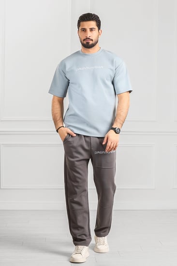 طقم رجالي أوفر سايز نص كم بنطال طويل مزين بطبعة كتابة بلون مختلف عن لون البنطال