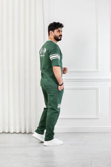 طقم رجالي أوفر سايز نص كم بنطال طويل مزين بخطوط أفقية على الكم والبنطال مع طباعة على صدر التيشرت وظهره