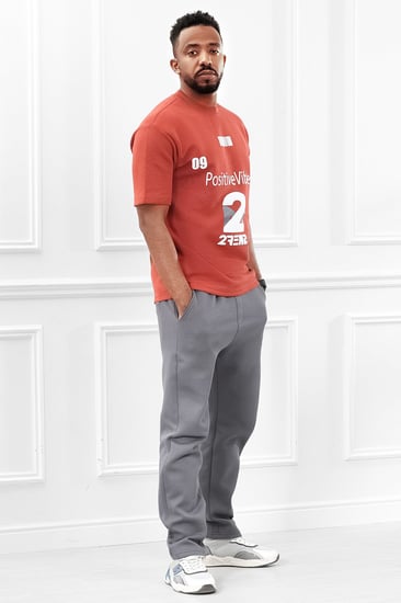 طقم رجالي اوفر سايز مزود بطبعة من الأمام