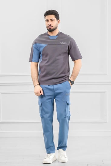 طقم رجالي أوفر سايز نص كم بنطال طويل بجيب جانبية ولون مختلف عن التيشرت مع تدخيلات بلون مطابق للبنطال في التيشرت