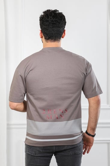 تيشرت رجالي بأكمام قصيرة وياقة دائرية مزين بطبعة 2RENZ MAN متماثلة أعلى الصدر وأسفل الظهر وزخارف هندسية