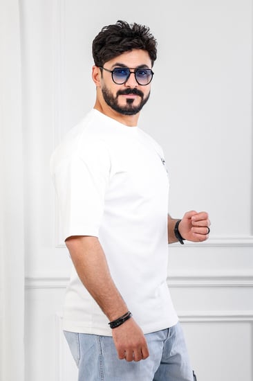 تيشرت رجالي بأكمام قصيرة وياقة دائرية مزين بطبعة كبيرة ملونة على الظهر