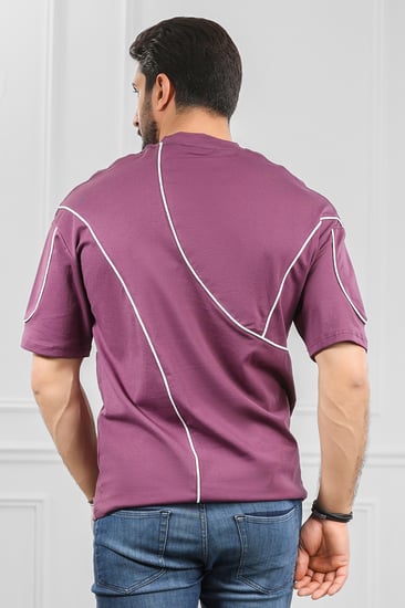 تيشرت رجالي أوفر سايز ياقة مدورة مزينة بخطوط متقاطعة وطبعة العلامة التجارية تورنز